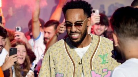 Pierre-Emerick Aubameyang fait son retour à Marseille sous les acclamations
