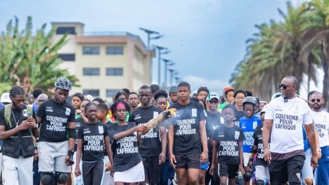 JOJ Dakar 2026 : Près de 500 jeunes célèbrent la flamme olympique à Akanda