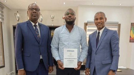 Coaching&nbsp;: Louis Djasmy Mavoungou Nfoumbi, premier Gabonais titulaire de la licence A de l’IHF, honoré par la tutelle
