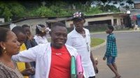 Les premières images d’homme libre de l’opposant gabonais Roland Désiré Aba’a Minko
