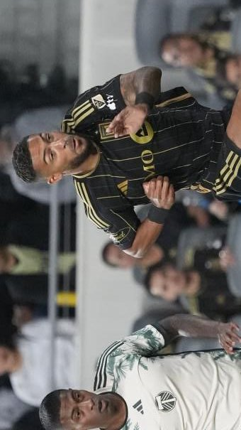 MLS : Denis Bouanga brille dans un derby de feu à Los Angeles

