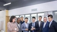 Ali Bongo visite le musée du Palais impérial de Chine et une usine de fournitures militaires
