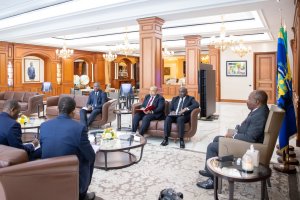 Le directeur général de Colas et le ministre de l’Habitat reçus en audience par Ali Bongo