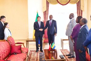 À Oyem, Oligui Nguema reçoit une délégation d’investisseurs chinois mandatée par Xi Jinping
