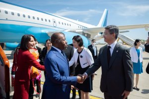 Les images de l’arrivée d’Ali Bongo en Chine pour une visite d’état de 48h
