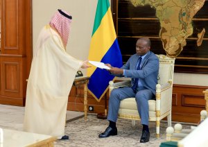 Brice Clotaire Oligui Nguema s’entretient avec l’ambassadeur d’Arabie Saoudite